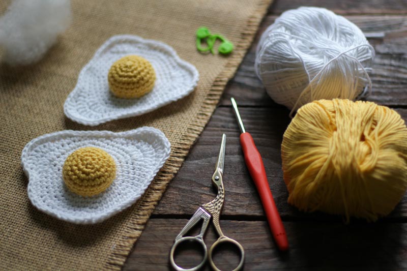 Fried egg free crochet pattern by Many Evenings